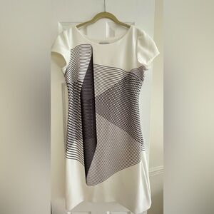 Sandra Darren Black and White Geometric Short-Sleeve Top